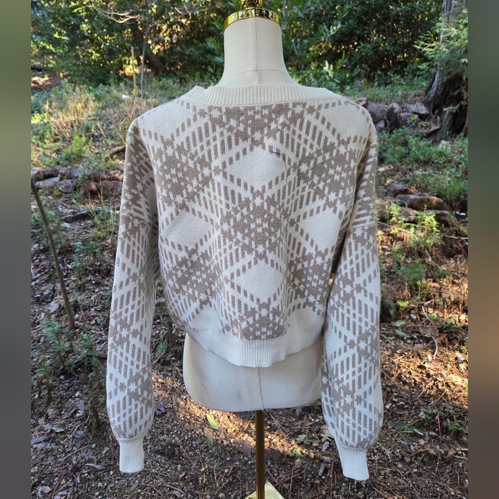 Hollister Large Beige and White Patterned Cardigan Sweater - Picture 2 of 6